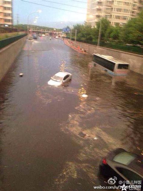 北京暴雨桥下积水2米18辆车被淹 车主弃车逃命[组图]_图片中国_中国网