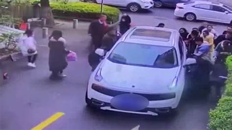 贵州凯里：小男孩被卷入车底 路人合力抬车救人_凤凰网视频_凤凰网