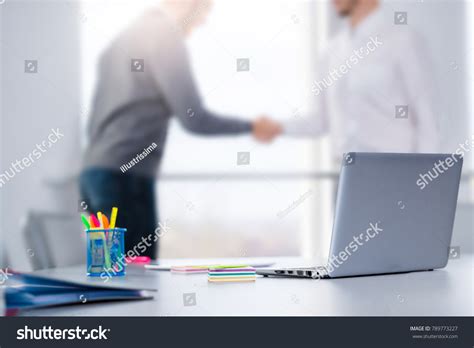 Buisness Deal Wallpaper 的图像结果