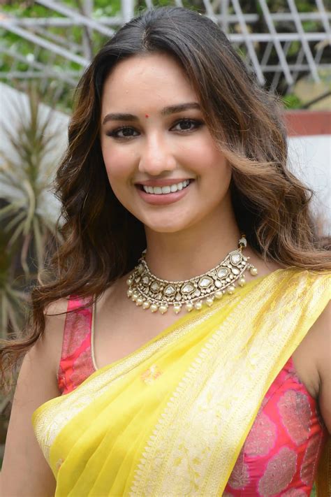 Akanksha Sharma : 'లైలా' సినిమా ఓపెనింగ్‌లో చీరకట్టులో ఆకాంక్ష శర్మ ...