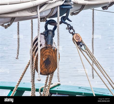Ropes yacht rigging sail block hi-res stock photography and images - Alamy