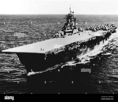 USS Bunker Hill (CV-17) at sea in 1945 Stock Photo - Alamy