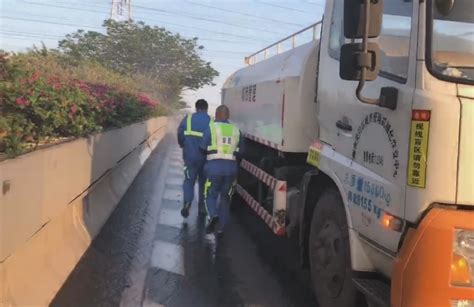 面包车路边起火 路过洒水车“出手”灭火-直播吧