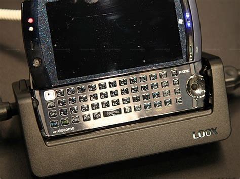 首款ATOM/Windows7手机 富士通F-07C亮相_手机_科技时代_新浪网