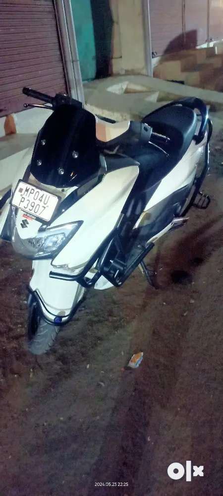 Suzuki Burgman - Scooters - 1798962072