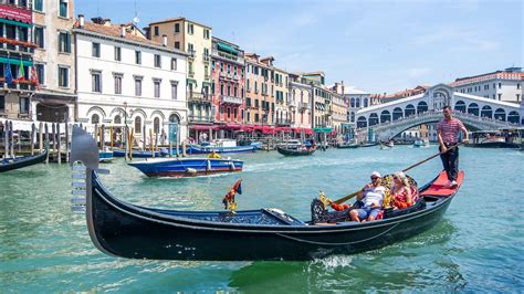 Venice to test entry fee, cap on visitors to famous canals | LiveNOW ...