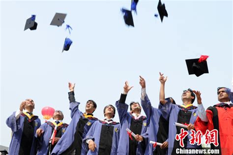 中国高校毕业生走出校园迎接“最难就业季”-搜狐新闻