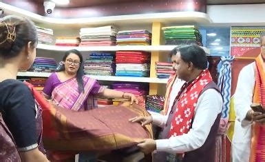 CM Majhi inaugurates exclusive Boyanika outlet showcasing traditional ...