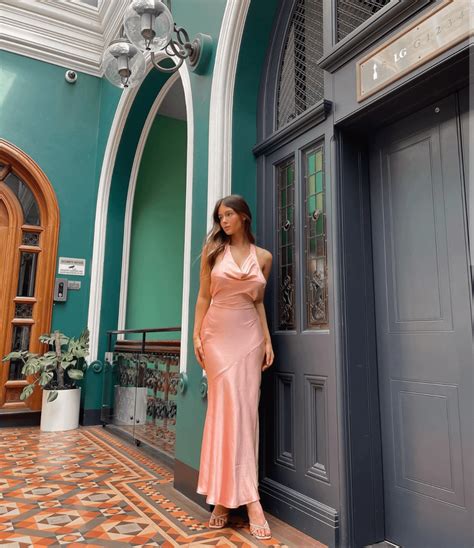 Looking great in a dress : r/ellacervetto