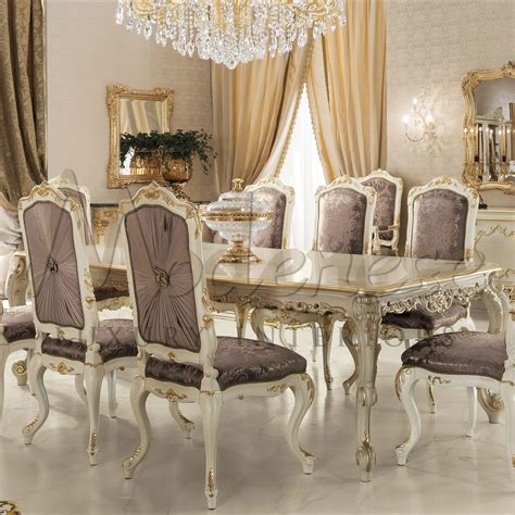 An elegant dining experience with wood and gold finishes | Modenese ...