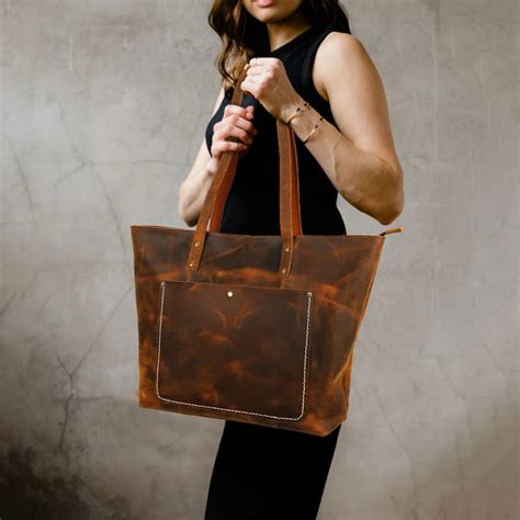 https://www.scraften.com/cdn/shop/files/StylishGenuineCowhideLeatherToteforWomen_5d993e2a-3b18-41db-ac8c-13b0cede73f1.jpg?v=1713011004&width=1445