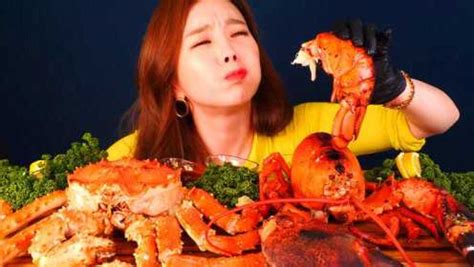韩国生猛女吃播，帝王蟹搭配深海大龙虾，一次过足了海鲜瘾！_腾讯视频