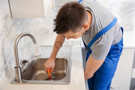 水管工在厨房安装水槽高清图片下载-正版图片503728978-摄图网