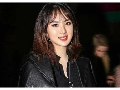 华为老总女儿成名媛舞会焦点，薄纱礼裙温婉大气，东方美碾压全场