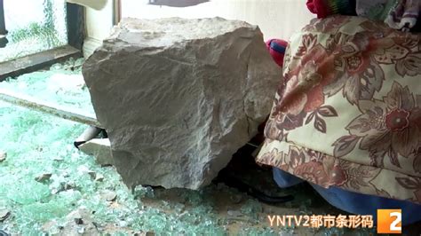 昆明一小区突遭“石头雨”袭击，西瓜大的巨石像炸弹一样砸进家-千里眼视频-搜狐视频