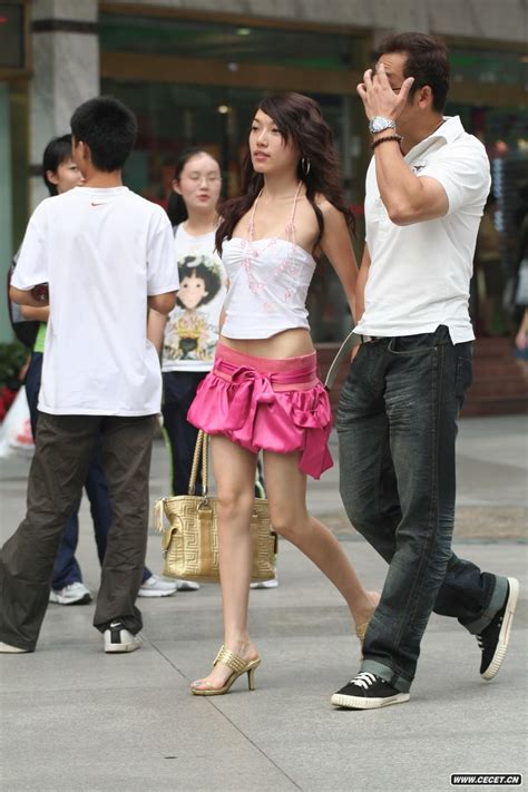 街拍时尚前卫的女生 - 中国娱乐资讯网CECET.CN