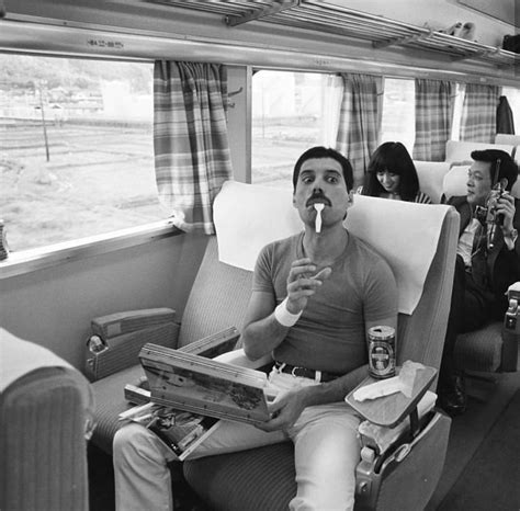 今から38年前の1982年に、日本の鉄道の旅を楽しんで、駅弁を食べていたフレディ・マーキュリー‼