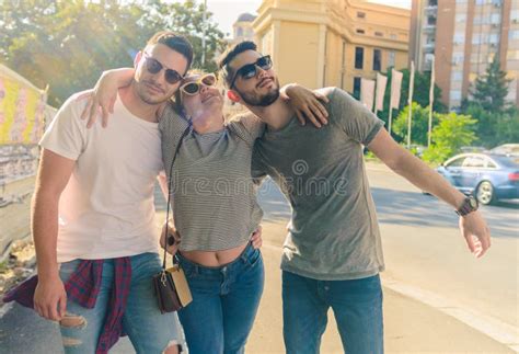 People Walking Together 的图像结果