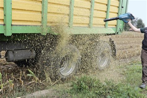 Schrecklicher Unfall: Audi fährt in zwei Traktoren - Beifahrerin (21 ...