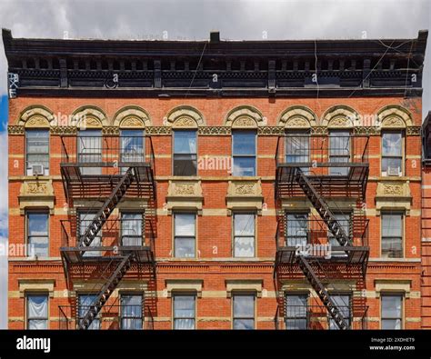 Multi story brick residential building hi-res stock photography and ...