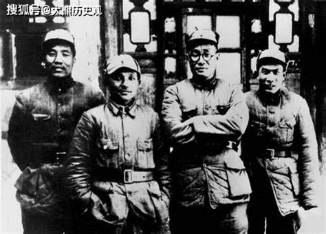 八路军129师头四号人物，站在中间的两位，后来成就都很大_刘帅_我军_历史