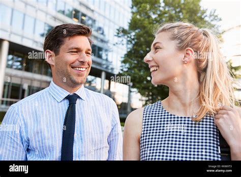 Business People Walking Past Fuzzy 的图像结果