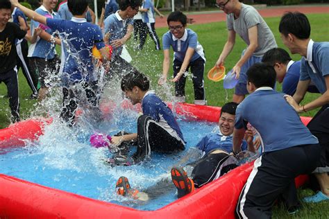 深圳一中学师生玩泼水告别高三_图片频道_财新网