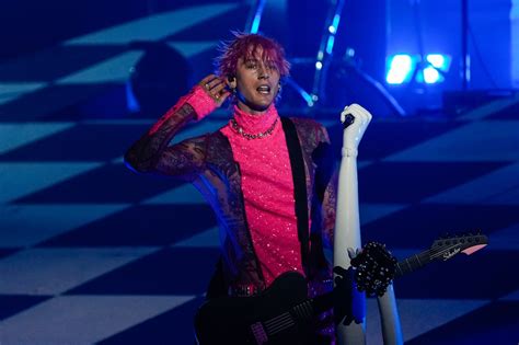 Machine Gun Kelly, rock’s most polarizing new superstar, commands huge ...