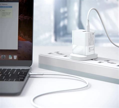 شاحن حائط سريع بمنفذي يو إس بي وتايب سي | جي ستور Q8