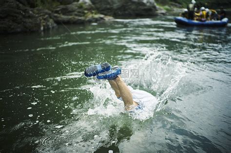 河里游泳的男人高清图片下载-正版图片502042719-摄图网