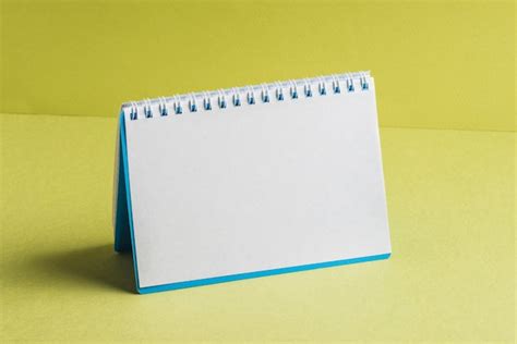 Blank spiral book on yellow background | Free Photo