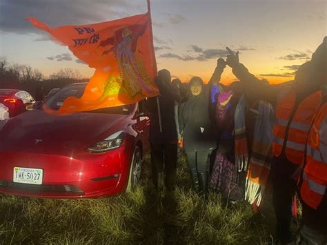 US: Over 150 cars parked strategically in 'Ram' formation hold dazzling ...