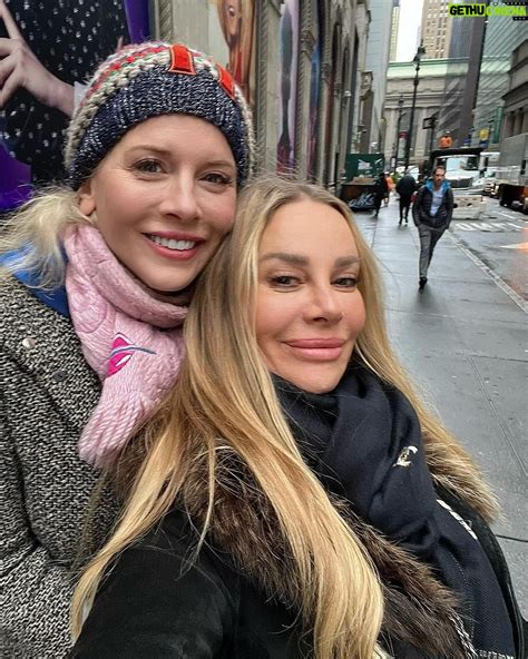 Xenia Seeberg Instagram – Hallo New York! Bevor wir unsere Fans auf der @nywintercon treffen ...