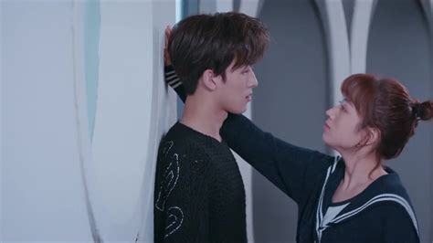 女主壁咚男主，拉著男主要再次體驗親吻的感覺 💖 中国电视剧 - YouTube