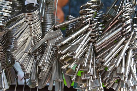 How a Bump Key Works 的图像结果