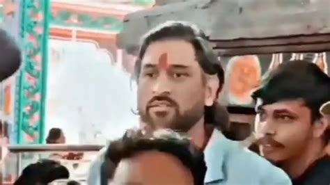 MS Dhoni offers prayers at Deori Maa Temple in Ranchi, shares cute ...