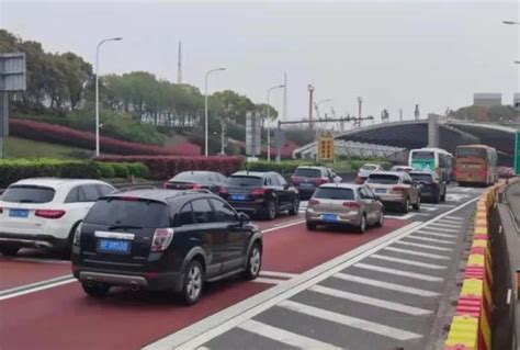 10分钟内发生5起事故 涉及49辆车 20小时后全部事故车辆被拖下高速_腾讯新闻
