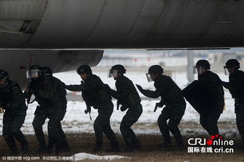 硬核突击！武警特战队员沙场锤炼实战能力 - 中国军网