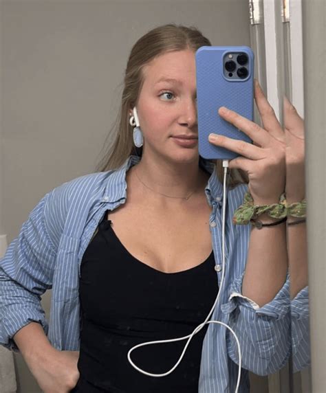 Ysabel Brown Poses in Bathing Suit, Earns ALL the Praise from Sister ...