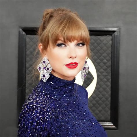 Taylor Swift Grammys 2023: she wears Midnights themed dress