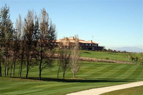https://lecoingolf.fr/wp-content/uploads/2020/12/Santa-Clara-Golf-Granada-trou-18-clubhouse-1024x683.jpg