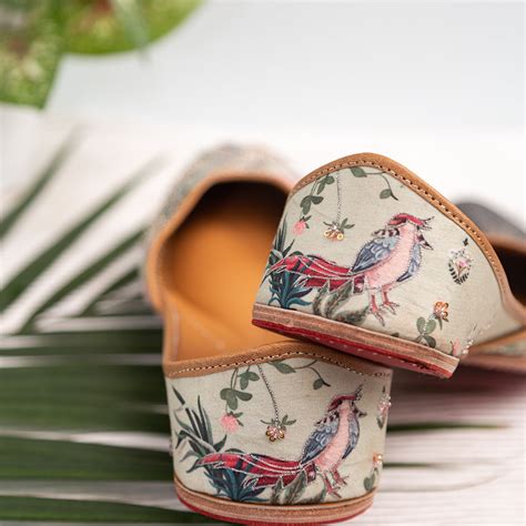 Shop Embroidered Punjabi Jutti Online – KalaIndia