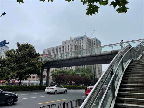 宝，我去徐家汇过桥了？什么桥？没有电梯的人行天桥…… - 周到上海