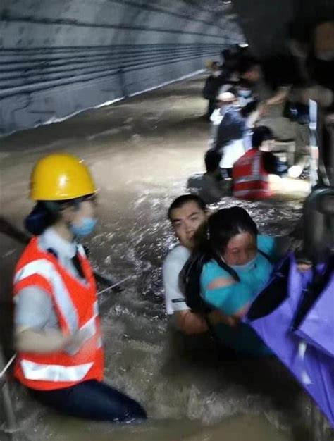 河南暴雨最新消息：郑州地铁5号线隧道内被困乘客已被安全疏散！_手机新浪网