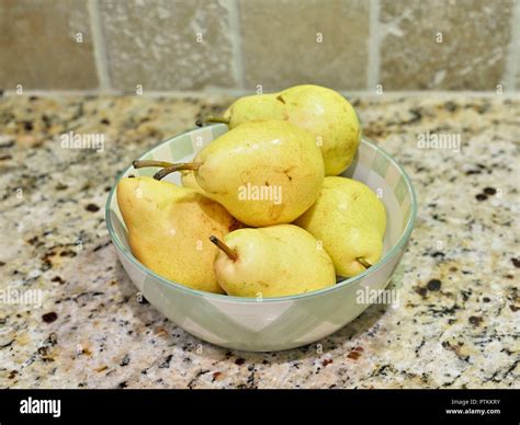 Williams bon chretien pears hi-res stock photography and images - Alamy