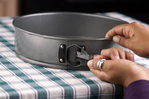 How to Open a Springform Pan 的图像结果