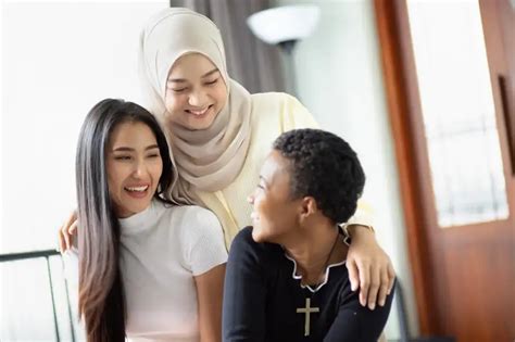 tuliskan tiga contoh sikap menghargai perbedaan suku dan budaya