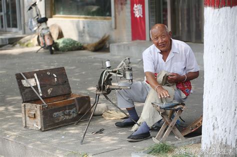 农村大集71岁大爷做小生意是匠人，65岁结婚，很想念自己的媳妇-今日头条