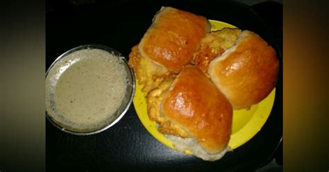 Take A Trip To Heaven And Back In Just INR 15 With Reddy's Vada Pav | LBB