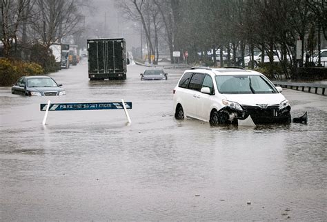 Hundreds of thousands without power in flooded Northeast as ...